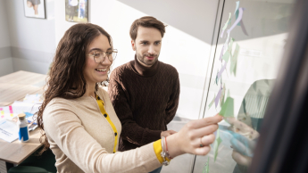 Zarządzanie przedsiębiorstwem | Studia I stopnia w Toruniu | Uniwersytet WSB Merito w Toruniu: Studenci w trakcie projektowania