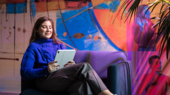 Media i komunikacja w biznesie | Studia I stopnia w Toruniu | Uniwersytet WSB Merito w Toruniu: Studentka z tabletem