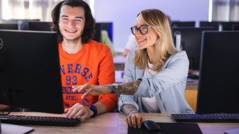 Prawo nowoczesnych technologii i   cyberbezpieczeństwo | Studia II stopnia w Toruniu | Uniwersytet WSB Merito w Toruniu: Główna grafika: Toruń - studen podczas zajęć przy komputerze