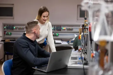 ABC studenta | Uniwersytet WSB Merito w Toruniu: studentka i student przed komputerem w laboratorium inżynierii