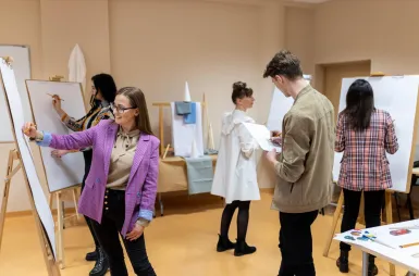 ABC studenta | Uniwersytet WSB Merito w Toruniu: studenci podczas kreatywnych zajęć na uczelni przy sztalugach