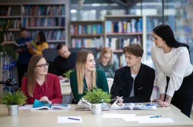 ABC studenta | Uniwersytet WSB Merito w Toruniu: studenci podczas nauki w bibliotece