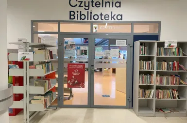 Biblioteka | Uniwersytet WSB Merito w Toruniu: wejście do czytelni i biblioteki Uniwersytetu WSB Merito w Toruniu