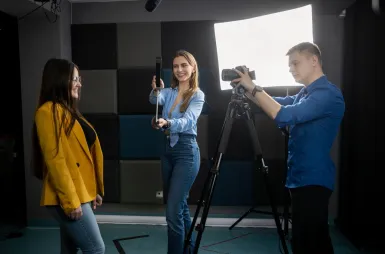 ABC studenta | Uniwersytet WSB Merito w Toruniu: Główna grafika: Toruń - studia licencjackie - grupa studentów na planie filmowym