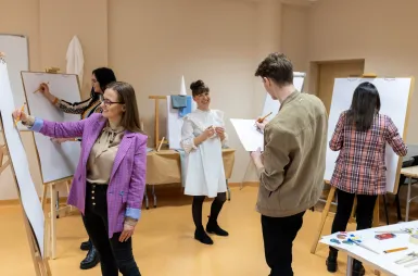 ABC studenta | Uniwersytet WSB Merito w Toruniu: Główna grafika: Toruń - studia licencjackie - Studenci podczas zajęć design