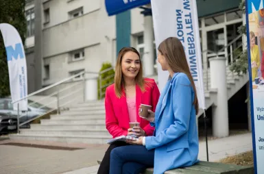 ABC studenta | Uniwersytet WSB Merito w Toruniu: Główna grafika: Toruń - studia licencjackie - studenci podczas rozmowy pod budynkiem uczelni