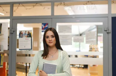 ABC studenta | Uniwersytet WSB Merito w Toruniu: Główna grafika: Toruń - Biblioteka - Studentka przed biblioteką 