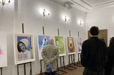 Wystawa prac studentów kierunku design w biznesie | 14-28 listopada  [GALERIA ZDJĘĆ] | Aktualności | Uniwersytet WSB Merito w Toruniu: wystawa prac „Między ideą a rynkiem” - osoby oglądające prace