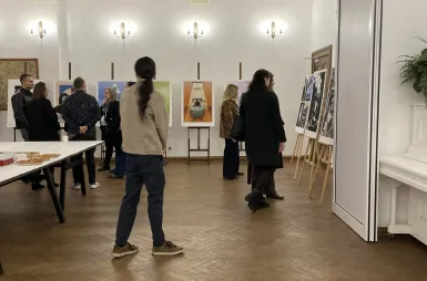 Wystawa prac studentów kierunku design w biznesie | 14-28 listopada  [GALERIA ZDJĘĆ] | Aktualności | Uniwersytet WSB Merito w Toruniu: wystawa prac „Między ideą a rynkiem” - osoby oglądające prace