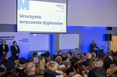 Uroczyste wręczenie dyplomów – 18 października 2025 - galeria | Aktualności | Uniwersytet WSB Merito w Toruniu: Uroczyste wręczanie dyplomów