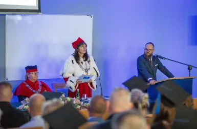 Uroczyste wręczenie dyplomów – 18 października 2025 - galeria | Aktualności | Uniwersytet WSB Merito w Toruniu: Uroczyste wręczanie dyplomów