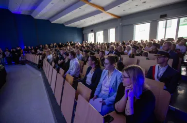 Uroczyste wręczenie dyplomów – 18 października 2025 - galeria | Aktualności | Uniwersytet WSB Merito w Toruniu: Uroczyste wręczanie dyplomów 