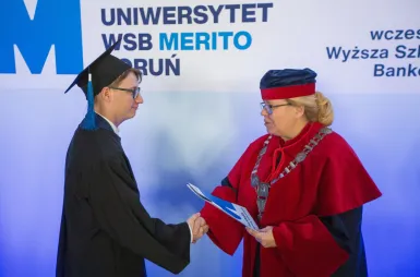 Uroczyste wręczenie dyplomów – 18 października 2025 - galeria | Aktualności | Uniwersytet WSB Merito w Toruniu: Uroczyste wręczanie dyplomów