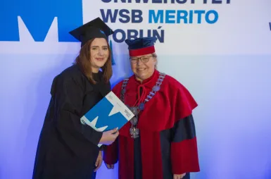 Uroczyste wręczenie dyplomów – 18 października 2025 - galeria | Aktualności | Uniwersytet WSB Merito w Toruniu: Uroczyste wręczanie dyplomów