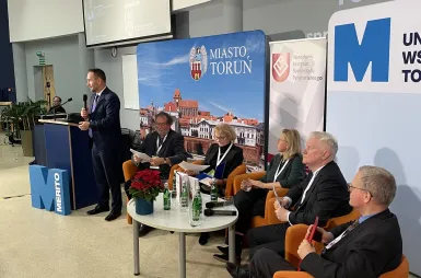 Debata samorządowa NIST – Przyszłość regionów samorządowych w Polsce [GALERIA ZDJĘĆ] | Aktualności | Uniwersytet WSB Merito w Toruniu: uczestnicy debaty samorządowej NIST