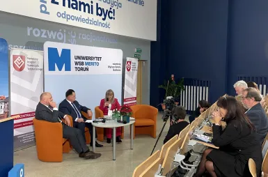 Debata samorządowa NIST – Przyszłość regionów samorządowych w Polsce [GALERIA ZDJĘĆ] | Aktualności | Uniwersytet WSB Merito w Toruniu: uczestnicy debaty samorządowej NIST