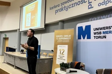 Spotkanie autorskie z Tomaszem Gordonem na Uniwersytecie WSB Merito w Toruniu | 24.02.2026 [GALERIA ZDJĘĆ] | Aktualności | Uniwersytet WSB Merito w Toruniu: Tomasz Gordon podczas spotkania autorskiego