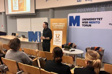 Spotkanie autorskie z Tomaszem Gordonem na Uniwersytecie WSB Merito w Toruniu | 24.02.2026 [GALERIA ZDJĘĆ] | Aktualności | Uniwersytet WSB Merito w Toruniu: spotkanie autorskie z Tomaszem Gordonem