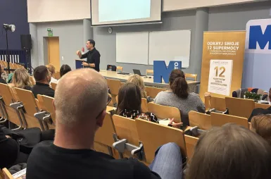 Spotkanie autorskie z Tomaszem Gordonem na Uniwersytecie WSB Merito w Toruniu | 24.02.2026 [GALERIA ZDJĘĆ] | Aktualności | Uniwersytet WSB Merito w Toruniu: spotkanie autorskie z Tomaszem Gordonem