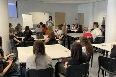 Siła i Odporność Psychiczna we Współczesnym Świecie – konferencja na UWSB Merito Toruń | 25-26 maja br. [GALERIA ZDJĘĆ] | Aktualności | Uniwersytet WSB Merito w Toruniu: Marta Młyńska podczas wartsztatów