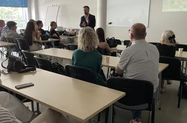 Siła i Odporność Psychiczna we Współczesnym Świecie – konferencja na UWSB Merito Toruń | 25-26 maja br. [GALERIA ZDJĘĆ] | Aktualności | Uniwersytet WSB Merito w Toruniu: Przemysław Staroń podczas warsztatów