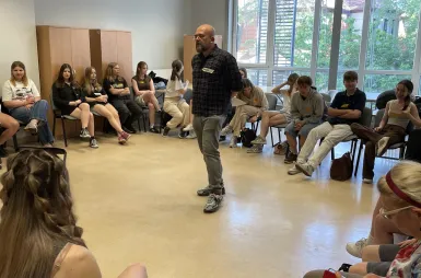 Siła i Odporność Psychiczna we Współczesnym Świecie – konferencja na UWSB Merito Toruń | 25-26 maja br. [GALERIA ZDJĘĆ] | Aktualności | Uniwersytet WSB Merito w Toruniu: Łukasz Bartosik prowadzący zajęcia