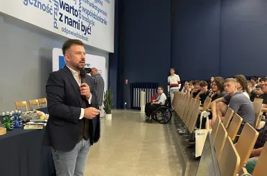 Siła i Odporność Psychiczna we Współczesnym Świecie – konferencja na UWSB Merito Toruń | 25-26 maja br. [GALERIA ZDJĘĆ] | Aktualności | Uniwersytet WSB Merito w Toruniu: Przemysław Staroń podczas prelekcji