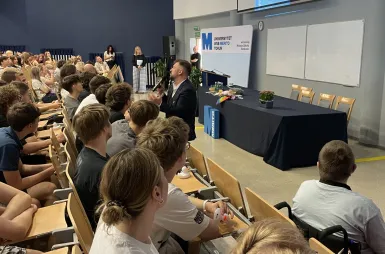 Siła i Odporność Psychiczna we Współczesnym Świecie – konferencja na UWSB Merito Toruń | 25-26 maja br. [GALERIA ZDJĘĆ] | Aktualności | Uniwersytet WSB Merito w Toruniu: Przemysław Staroń podczas prelekcji