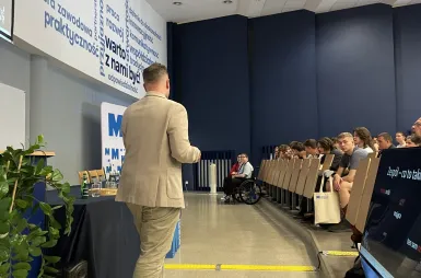 Siła i Odporność Psychiczna we Współczesnym Świecie – konferencja na UWSB Merito Toruń | 25-26 maja br. [GALERIA ZDJĘĆ] | Aktualności | Uniwersytet WSB Merito w Toruniu: Jędrzej Sołowij podczas konferencji