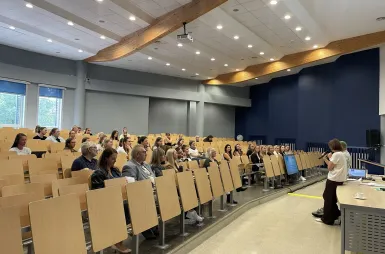 Rozwój i komunikacja dziecka w praktyce. Za nami konferencja z udziałem Christophera Knilla | Aktualności | Uniwersytet WSB Merito w Toruniu: Konferencja Rozwój i komunikacja dziecka – praktyczne narzędzia pracy i budowania relacji