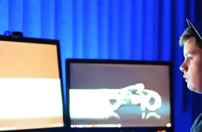 Aktualności | Uniwersytet WSB Merito w Toruniu: dziecko gra na komupterze