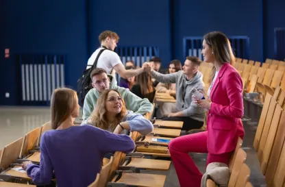 Aktualności | Uniwersytet WSB Merito w Toruniu: Główna grafika: Toruń - studia I stopnia - grupa uśmiechniętych studentów w auli