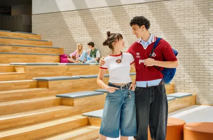 Aktualności | Uniwersytet WSB Merito w Toruniu: Główna grafika: Toruń - studia wyższe - dwoje studentów rozmawiających na schodach