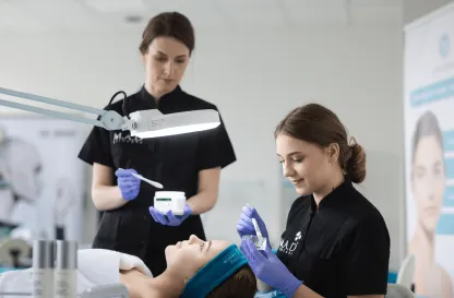 Aktualności | Uniwersytet WSB Merito w Toruniu: dwie osoby przeprowadzają zabieg kosmetologiczny