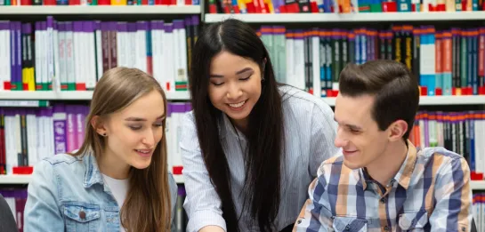 Studia II stopnia z podyplomowymi w Toruniu | Uniwersytet WSB Merito w Toruniu: studia II stopnia z podyplomowymi - Toruń - grupa studentów w bibliotece