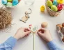 Holistyczna kosmetologia, czyli zdrowie i piękno w praktyce – 14 marca [GALERIA ZDJĘĆ] | Aktualności | Uniwersytet WSB Merito w Toruniu: osob przygotowująca ozdobę wielkanocną