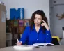 Uniwersytety WSB Merito na Impact26 | Aktualności | Uniwersytet WSB Merito w Toruniu: studentka pisząca w bibilotece