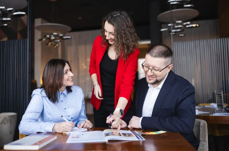 Oferty pracy | Uniwersytet WSB Merito w Toruniu: Główna grafika: Oferty pracy - Uniwersytet WSB Merito w Toruniu - uczestnicy studiów podyplomowych pracują nad projektem