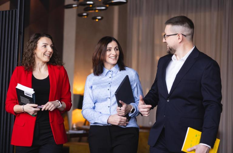 Pośrednictwo pracy  | Uniwersytet WSB Merito w Toruniu: Toruń - grupa ludzi - spotkanie biznesowe - SP