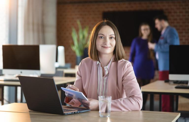 Projekty i usługi | Uniwersytet WSB Merito w Toruniu: Toruń - studia SP -  studentka siedzi przy stole 