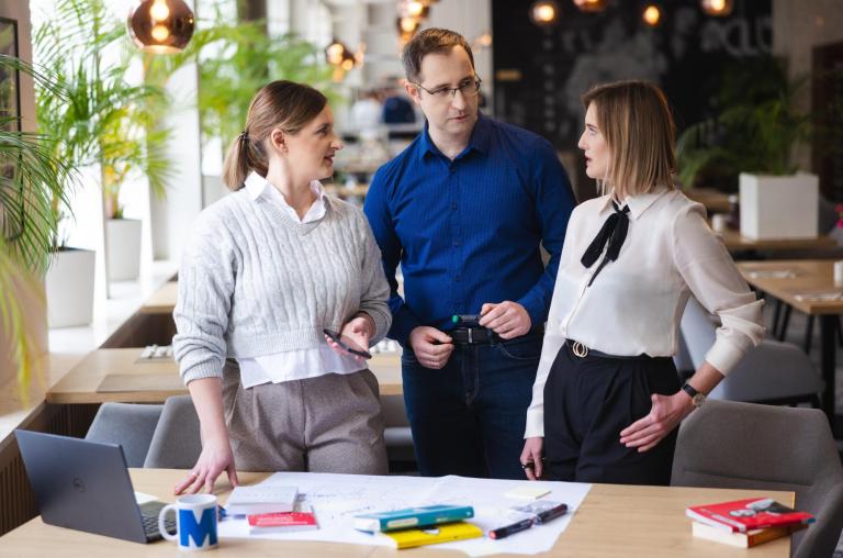 Projekty i usługi | Uniwersytet WSB Merito w Toruniu: Toruń - studia SP - grupa ludzi rozmawia przy stole -2 024