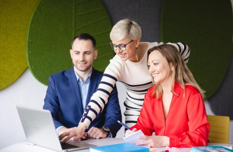 Projekty i usługi | Uniwersytet WSB Merito w Toruniu: Toruń - studia SP - grupa ludzi rozmawia przy stole duzym