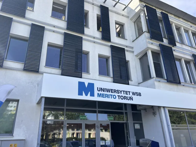 Maturzyści | Uniwersytet WSB Merito w Toruniu: Toruń - budynek - młodzieżowa 