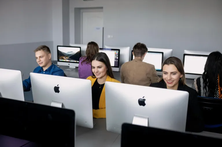 Prawo nowoczesnych technologii i   cyberbezpieczeństwo | Studia II stopnia w Toruniu | Uniwersytet WSB Merito w Toruniu: studenci w sali komputerowej