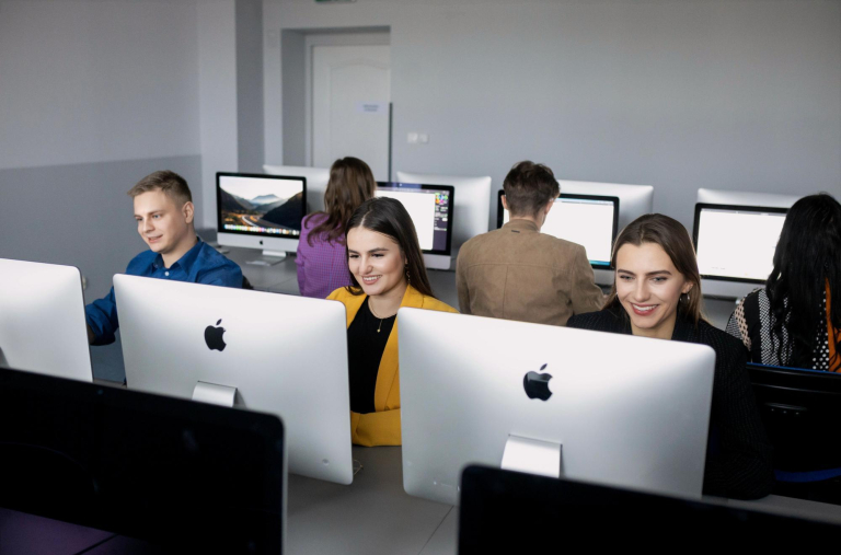 Prawo nowoczesnych technologii i   cyberbezpieczeństwo | Studia II stopnia w Toruniu | Uniwersytet WSB Merito w Toruniu: studenci w sali komputerowej