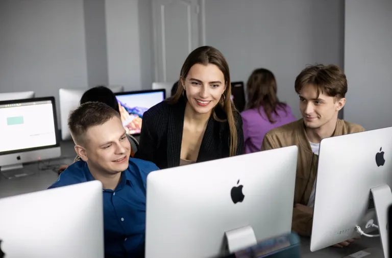 Nasz kampus | Uniwersytet WSB Merito w Toruniu: troje studentów siedzi przed ekranami komputerów w sali komputerowej uniwersytetu