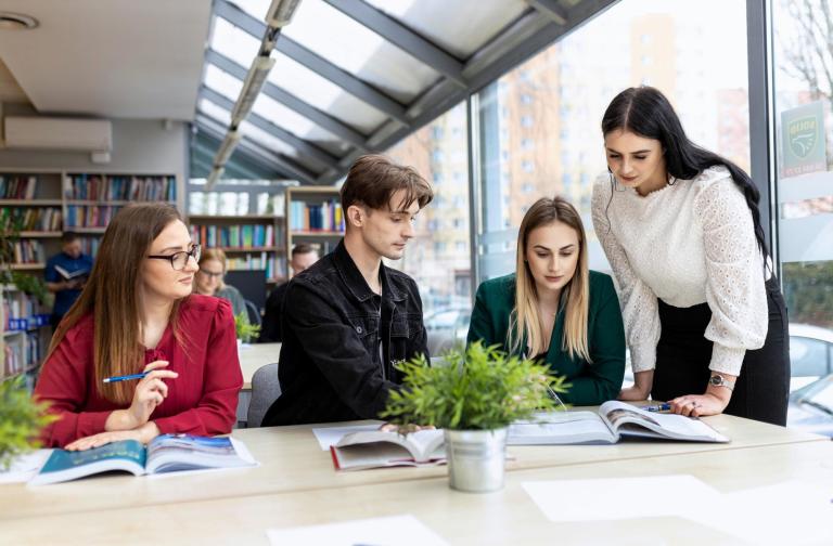 Biblioteka | Uniwersytet WSB Merito w Toruniu: studenci w bibliotece uczelni