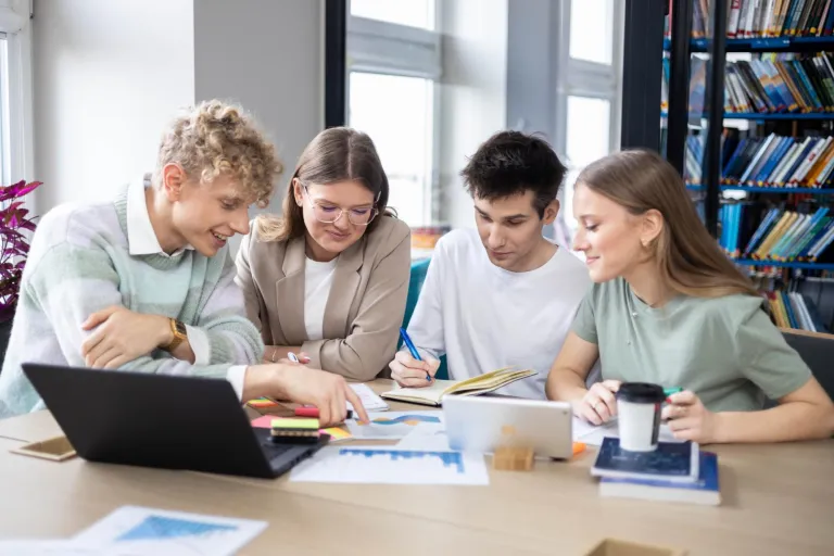 Szkoły partnerskie | Uniwersytet WSB Merito w Toruniu: Toruń - studia mgr / sum - grupa studentów
