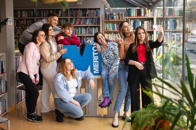 Nasze wartości | Uniwersytet WSB Merito w Toruniu: Główne zdjęcie: Toruń - Nasze wartości - grupa studentów w bibliotece