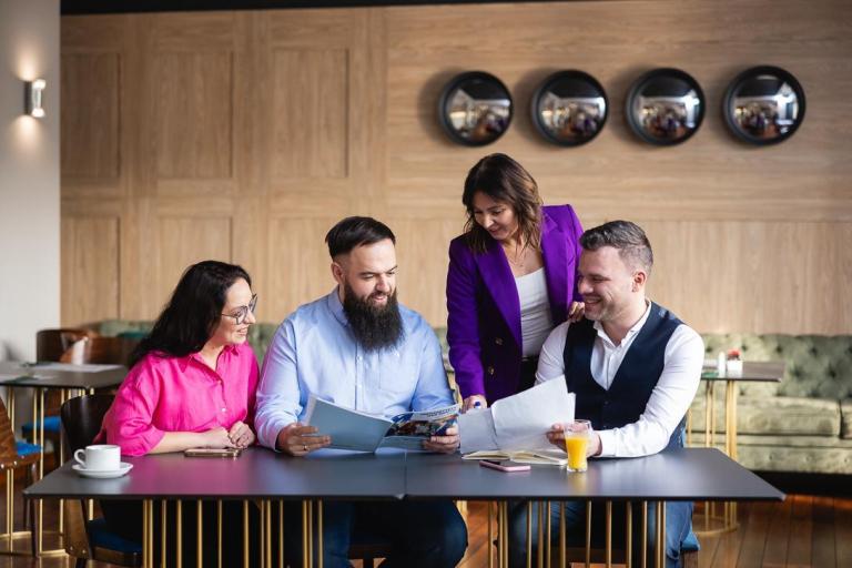 Wyniki wyszukiwania | Uniwersytet WSB Merito w Toruniu: uczestnicy studiów podyplomowych Uniwersytetu WSB Merito w Toruniu podczas wspólnej pracy nad projektem